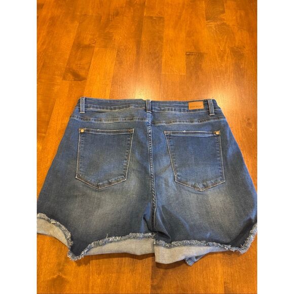 Woman’s Judy blue plus sized shorts size 2XL - Picture 3 of 3